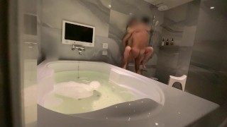 Let's see a couple having sex while making out in a love hotel in the daytime.