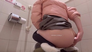 Masturbation in a Japanese-style toilet / A large amount came out because I was holding back pee / When I put my finger in the anal, a happening ... For more information, please visit X (Twitter) / Love juice? I'm wearing my pants without wiping them.
