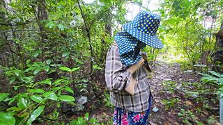 สาวไทยเดินเล่นในป่าแวะเย็ดกัน ก่อนไปเก็บเห็ด เสียงไทย4K