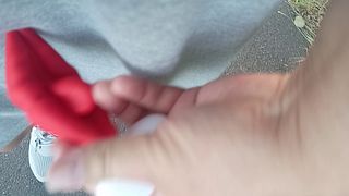 おもちゃをパンツに入れて歩いてみた。