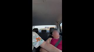 Jugando y masturbando en el auto